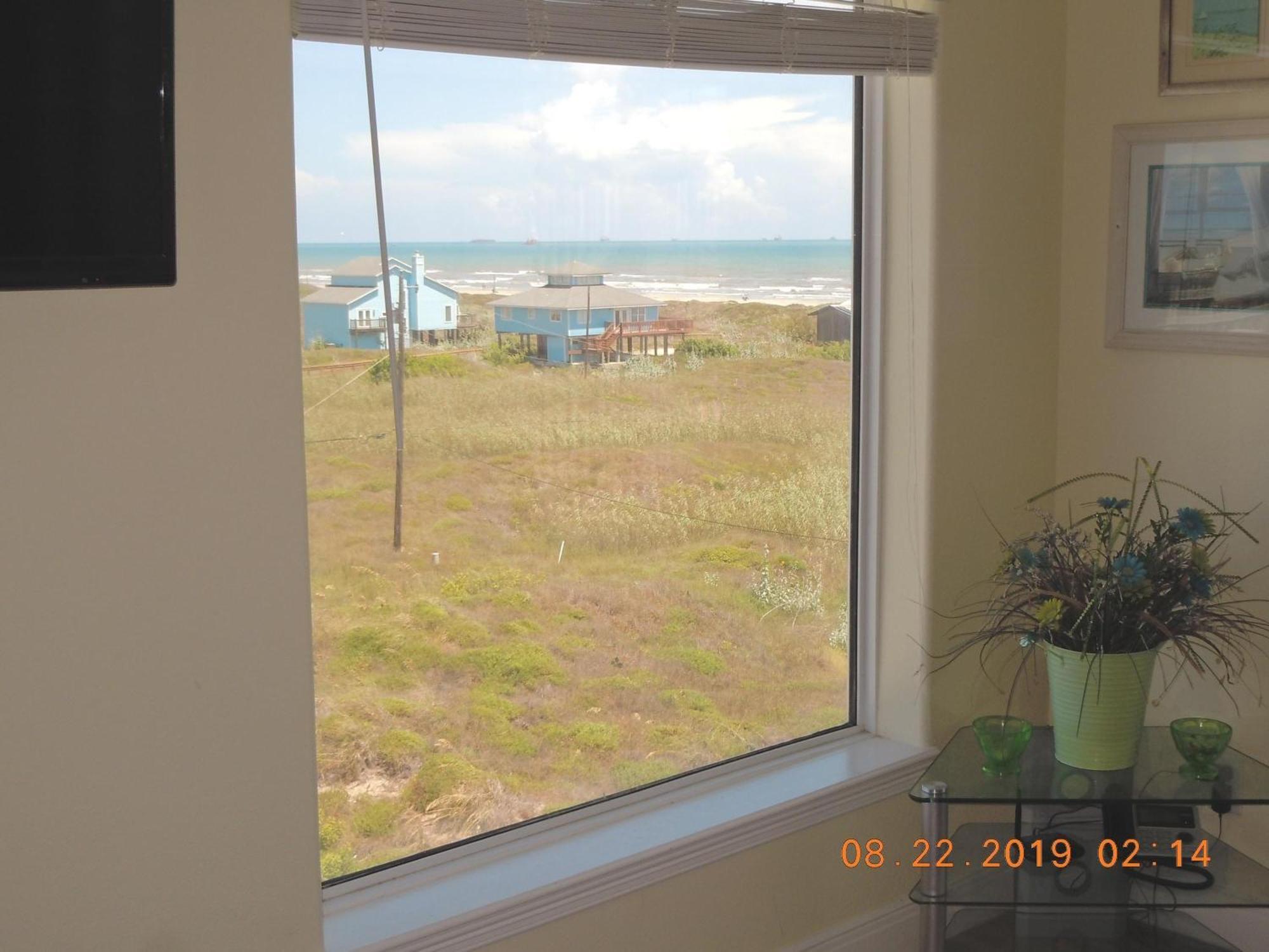 Beachgate Condosuites And Oceanfront Apartment